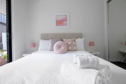 Designer Warm Homeatmooneeponds+parking / Wifi - Accommodation Perth 0