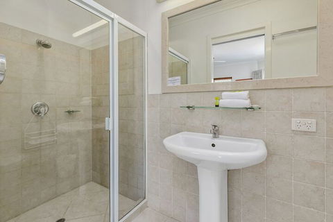 Beautiful North Facing River Views At Noosaville Unit 4 Riverside 235 Gympie Tce - Accommodation Perth 7