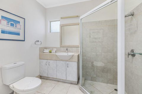 Beautiful North Facing River Views At Noosaville Unit 4 Riverside 235 Gympie Tce - Accommodation Perth 5