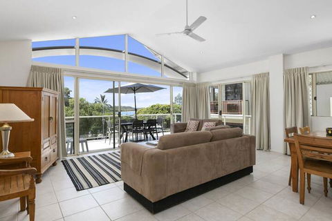 Beautiful North Facing River Views At Noosaville Unit 4 Riverside 235 Gympie Tce - Accommodation Perth 6