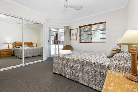 Beautiful North Facing River Views At Noosaville Unit 4 Riverside 235 Gympie Tce - Accommodation Perth 4