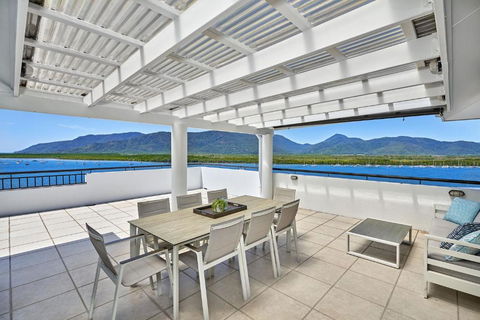 Belle Escapes Luxury Cairns Penthouse With Ocean Views 903 - Perth Resorts 2