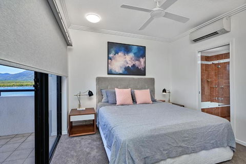 Belle Escapes Luxury Cairns Penthouse With Ocean Views 903 - Perth Resorts 3