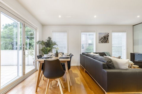 Tranquil Townhouse In Port Melbourne - Perth Resorts 3