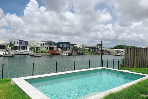 Hope Island Water Front House - Accommodation Perth 3