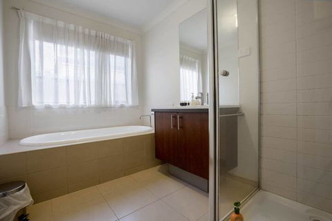 Lightful Charming House With Free Parking - Perth Resorts 6