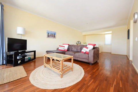 Sunbright 2/5 Petrel Street - Accommodation Perth 6