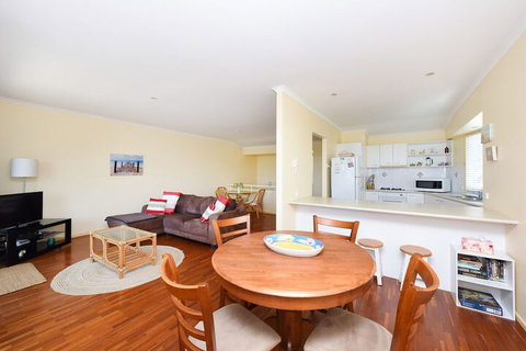 Sunbright 2/5 Petrel Street - Accommodation Perth 3