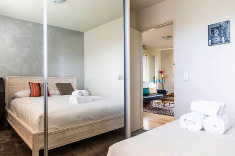 Charming 1 Bedroom Apartment In Vibrant South Yarra - Perth Resorts 5