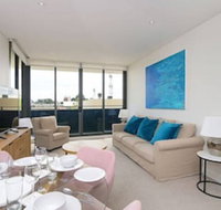 Large Modern 2 Bedroom Apartment Near Lake Claremont