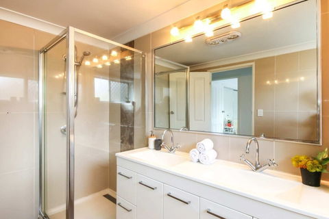 Contemporary 2 Bedroom Beachfront Apartment - Accommodation Perth 0