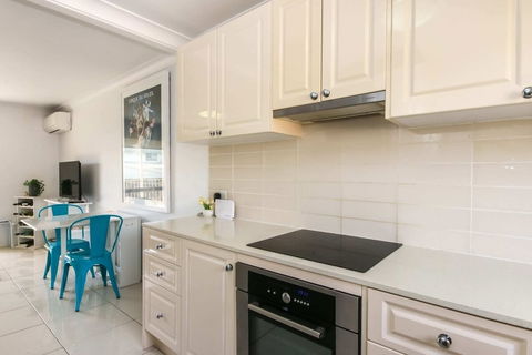 Contemporary 2 Bedroom Beachfront Apartment - Accommodation Perth 1