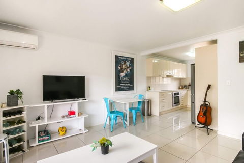 Contemporary 2 Bedroom Beachfront Apartment - Accommodation Perth 2