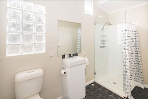 Storm Bay Cottage - Accommodation Perth 7