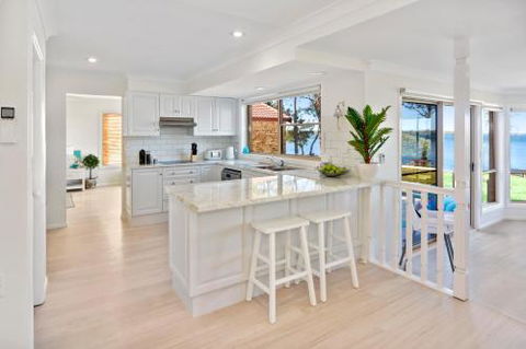 Adrift Retreat St. Georges Basin Waterfront Home - Accommodation Perth 2