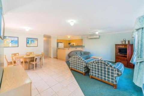Beachside 22 LJHooker Yamba - Accommodation Perth 6