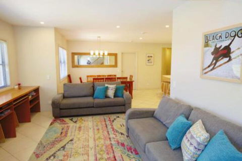 Banjos Way 2 / 23 Banjo Patterson Crescent - Accommodation Perth 0