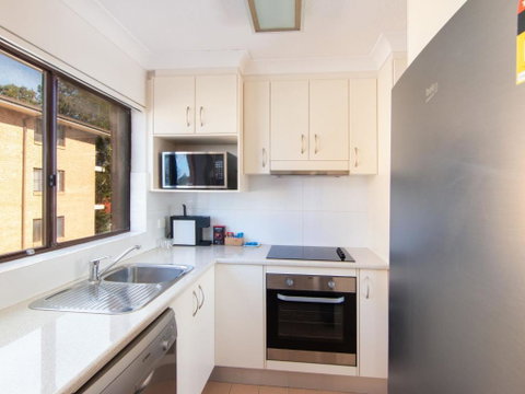 Villa Capri 3 Just A Hop Skip & Jump To Bowling Club - Accommodation Perth 2
