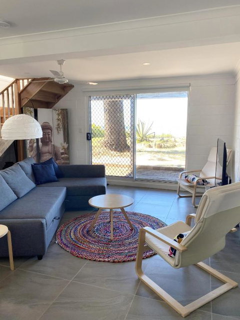 Happy Tides Beachfront Holiday Home - Accommodation Perth 2