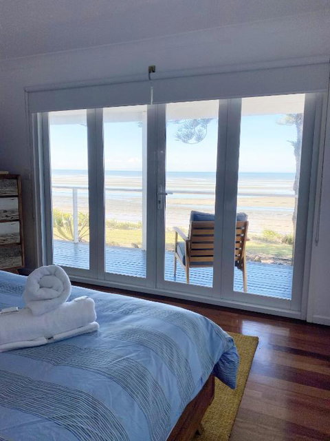 Happy Tides Beachfront Holiday Home - Accommodation Perth 3