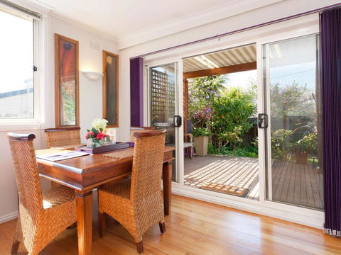 METRES TO THE BEACH MORNINGTON - Accommodation Perth 1