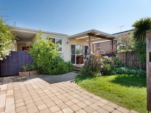 METRES TO THE BEACH MORNINGTON - Accommodation Perth 4
