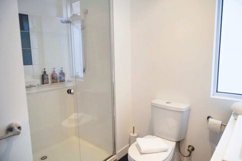 Trendy Modern 2BD Apartment Close To Beach & City - Accommodation Perth 5