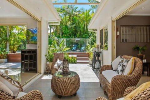 Tropical Oasis - Perth Resorts 6