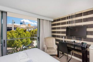 Elegant 1 Bedroom Studio in the City