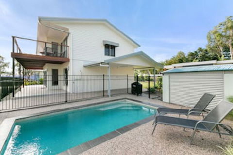 Tropical Beachside Oasis In Clifton Beach - Accommodation Perth 0