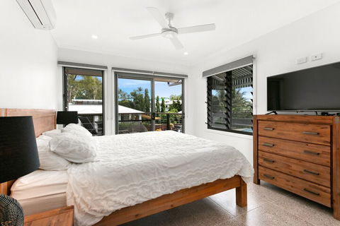 Tropical Beachside Oasis In Clifton Beach - Accommodation Perth 2