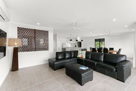 Tropical Beachside Oasis In Clifton Beach - Accommodation Perth 6