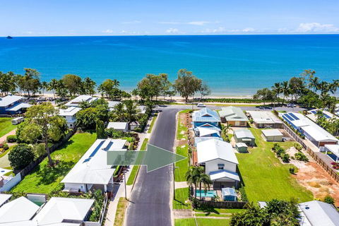 Tropical Beachside Oasis In Clifton Beach - Accommodation Perth 1