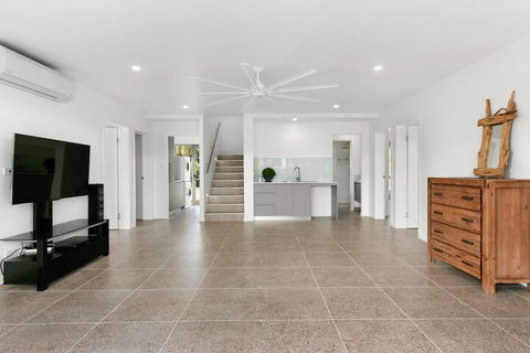 Tropical Beachside Oasis In Clifton Beach - Accommodation Perth 3