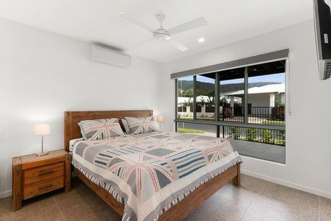 Tropical Beachside Oasis In Clifton Beach - Accommodation Perth 4