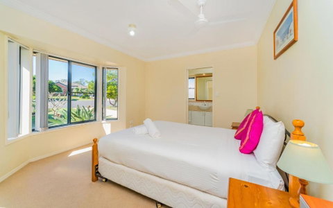 Oceania Cottage LJHooker Yamba - Accommodation Perth 3