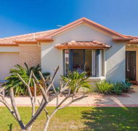 Oceania Cottage LJHooker Yamba - Accommodation Perth