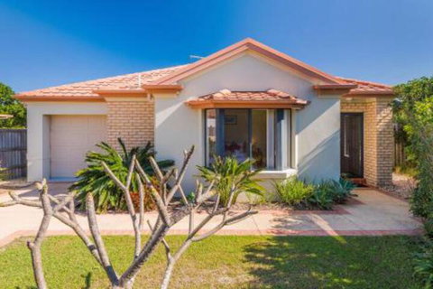 Oceania Cottage LJHooker Yamba - Accommodation Perth 0