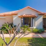 Oceania Cottage LJHooker Yamba - Accommodation Perth 1