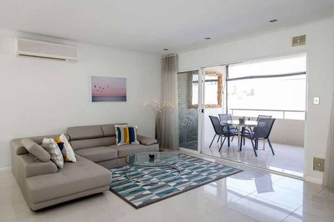 Stylish Executive Apartment With Balcony - Accommodation Perth 1