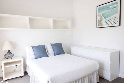 Stylish Executive Apartment With Balcony - Accommodation Perth 6