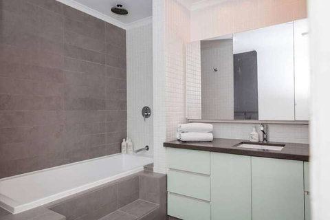 Stylish Executive Apartment With Balcony - Accommodation Perth 2