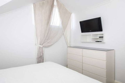 Stylish Executive Apartment With Balcony - Accommodation Perth 5
