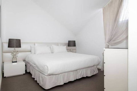 Stylish Executive Apartment With Balcony - Accommodation Perth 3
