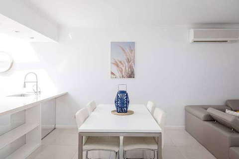Stylish Executive Apartment With Balcony - Accommodation Perth 4