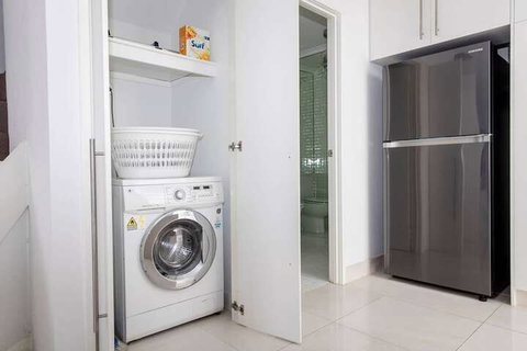 Stylish Executive Apartment With Balcony - Accommodation Perth 7