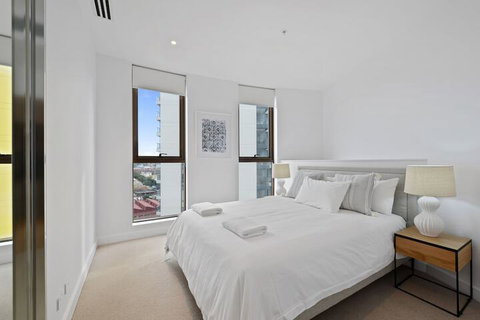 HomeHotel Extreme Luxury Apt Next To Mall & Train - Accommodation Perth 2
