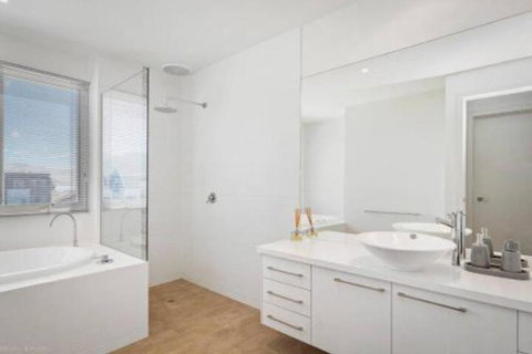 SEA NOOK Seconds From The Beach - Accommodation Perth 5