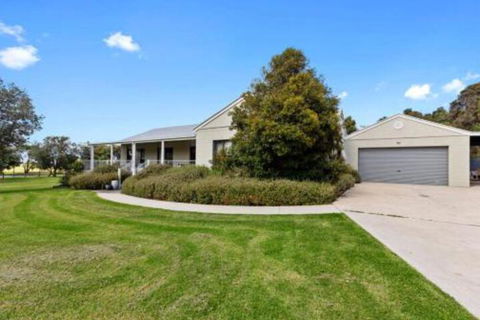 MERMAIDS On MARENGO Large Home With Wifi - Accommodation Perth 3