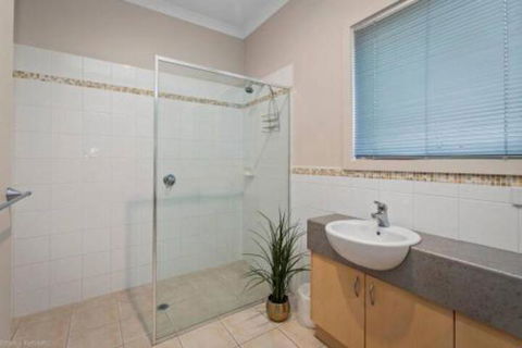 DRIFTWOOD VILLA Free Wifi Walk To Beach - Accommodation Perth 2